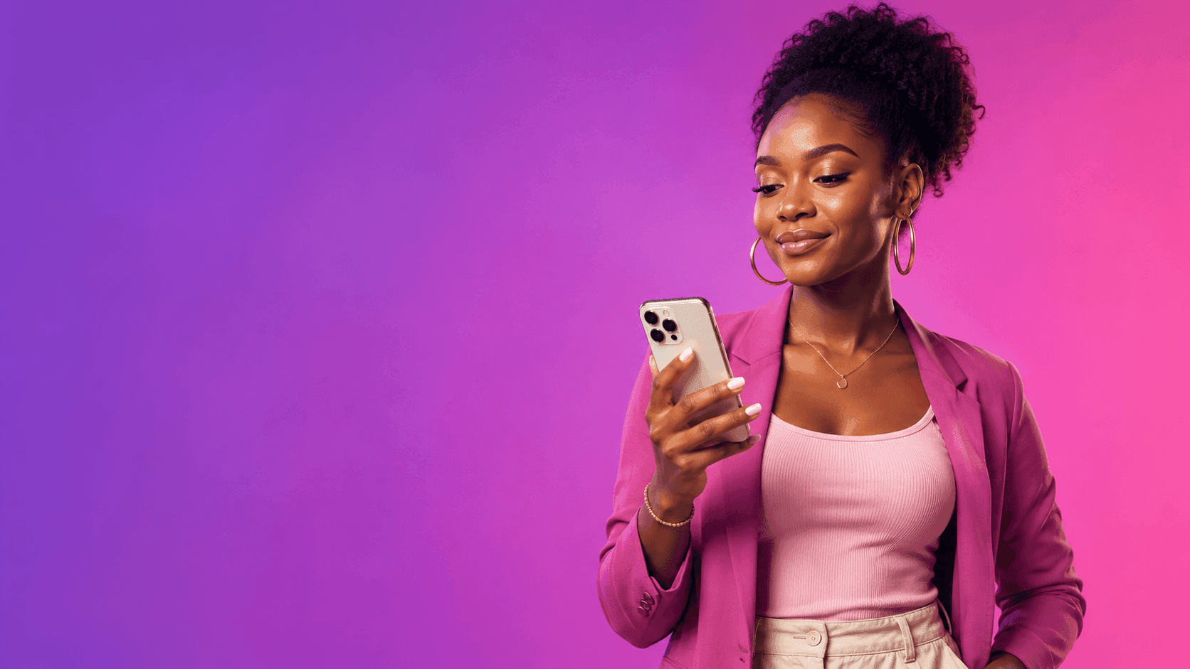 Une utilisatrice de FideliCheck, confiante, consulte son téléphone
